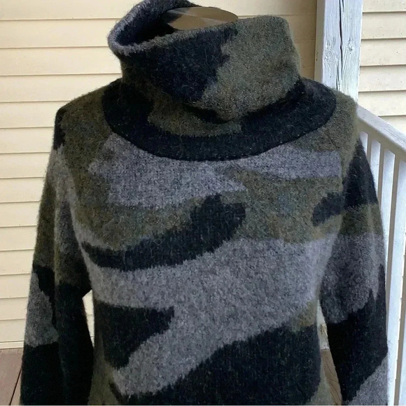 Aqua Bloomingdale’s Camouflage Turtleneck Sweater Size Small Cropped Green - Picture 4 of 8